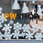 A window element display that can be offered by PW Shop. Christmas themed with white Snowflakes, Trees and Snowmen.